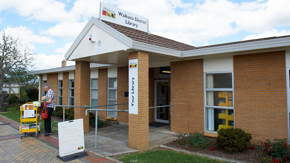 Tuakau library